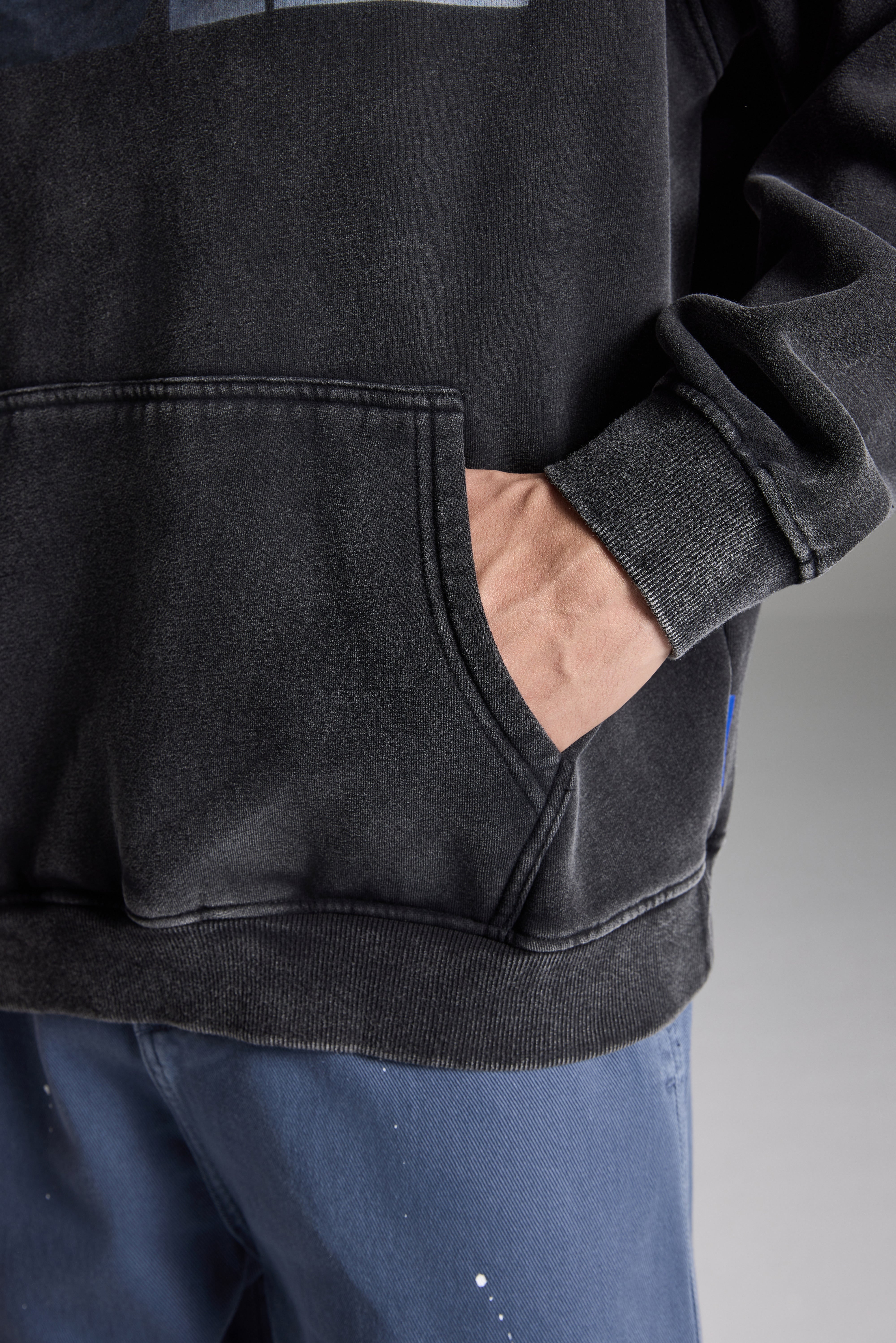 DOWNTOWN Nababadang Hoodie Itim